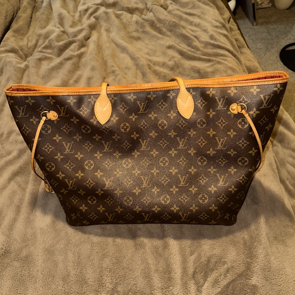 Louis Vuitton authentic purse!!